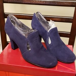 Aerosoles blue suede 8M heel shoe